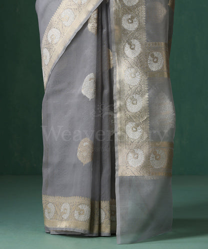 Grey_Handloom_Pure_Kora_Silk_Banarasi_Saree_With_Sona_Rupa_Kadhwa_Zari_Booti_WeaverStory_04