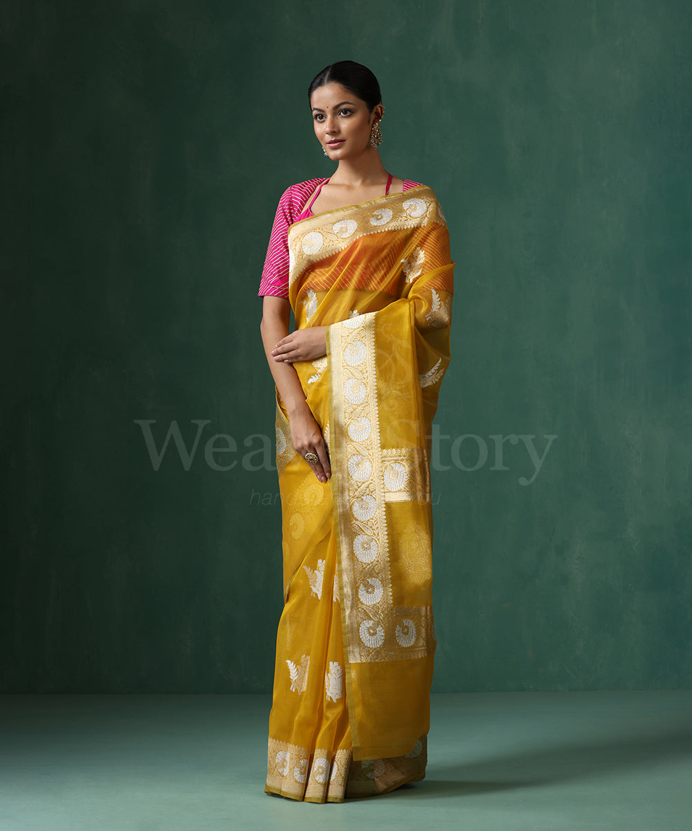 Handloom_Mustard_Pure_Kora_Silk_Banarasi_Saree_With_Sona_Rupa_Kadhwa_Zari_Booti_And_Lemon_Selvedge_WeaverStory_01