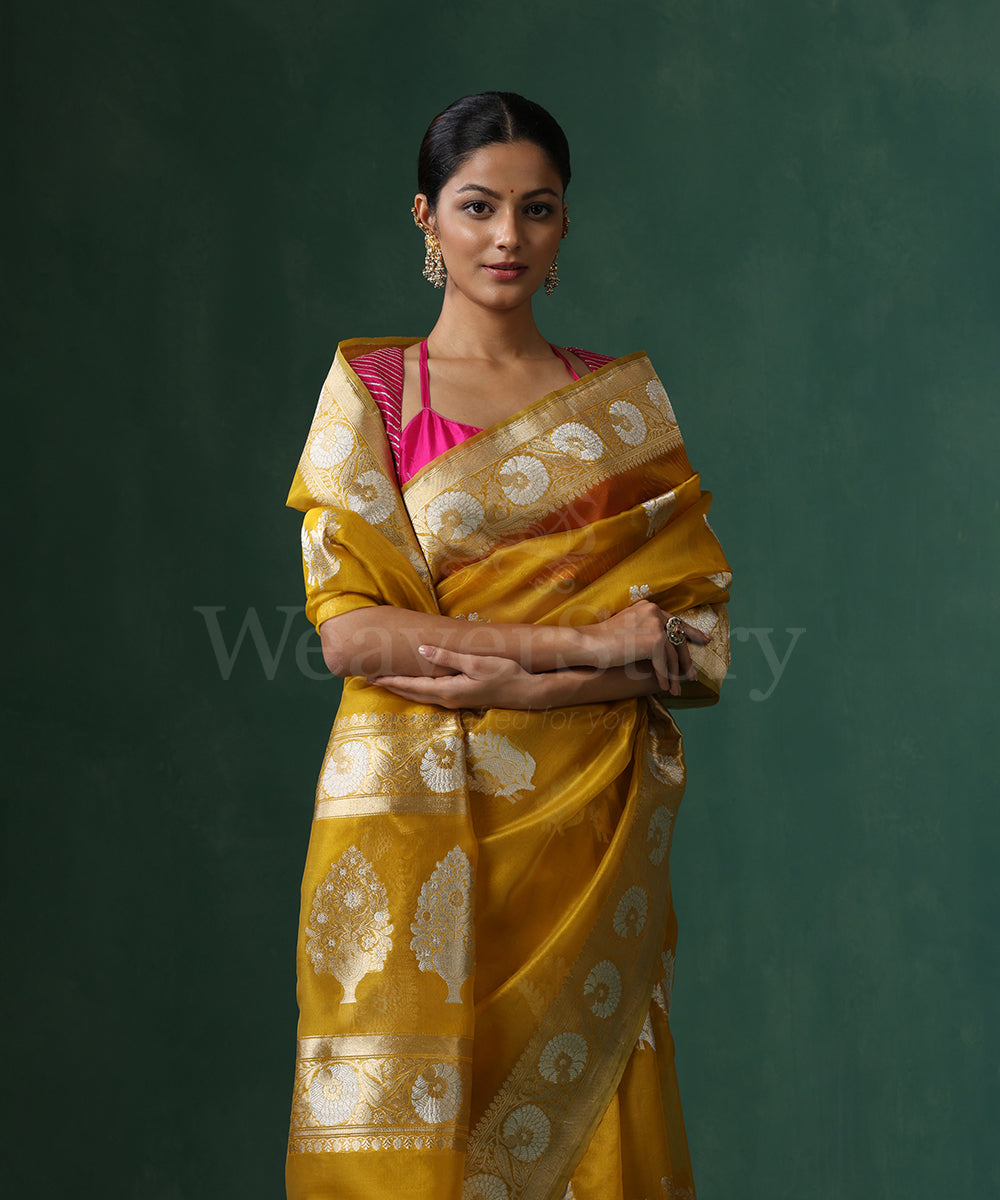 Handloom_Mustard_Pure_Kora_Silk_Banarasi_Saree_With_Sona_Rupa_Kadhwa_Zari_Booti_And_Lemon_Selvedge_WeaverStory_02