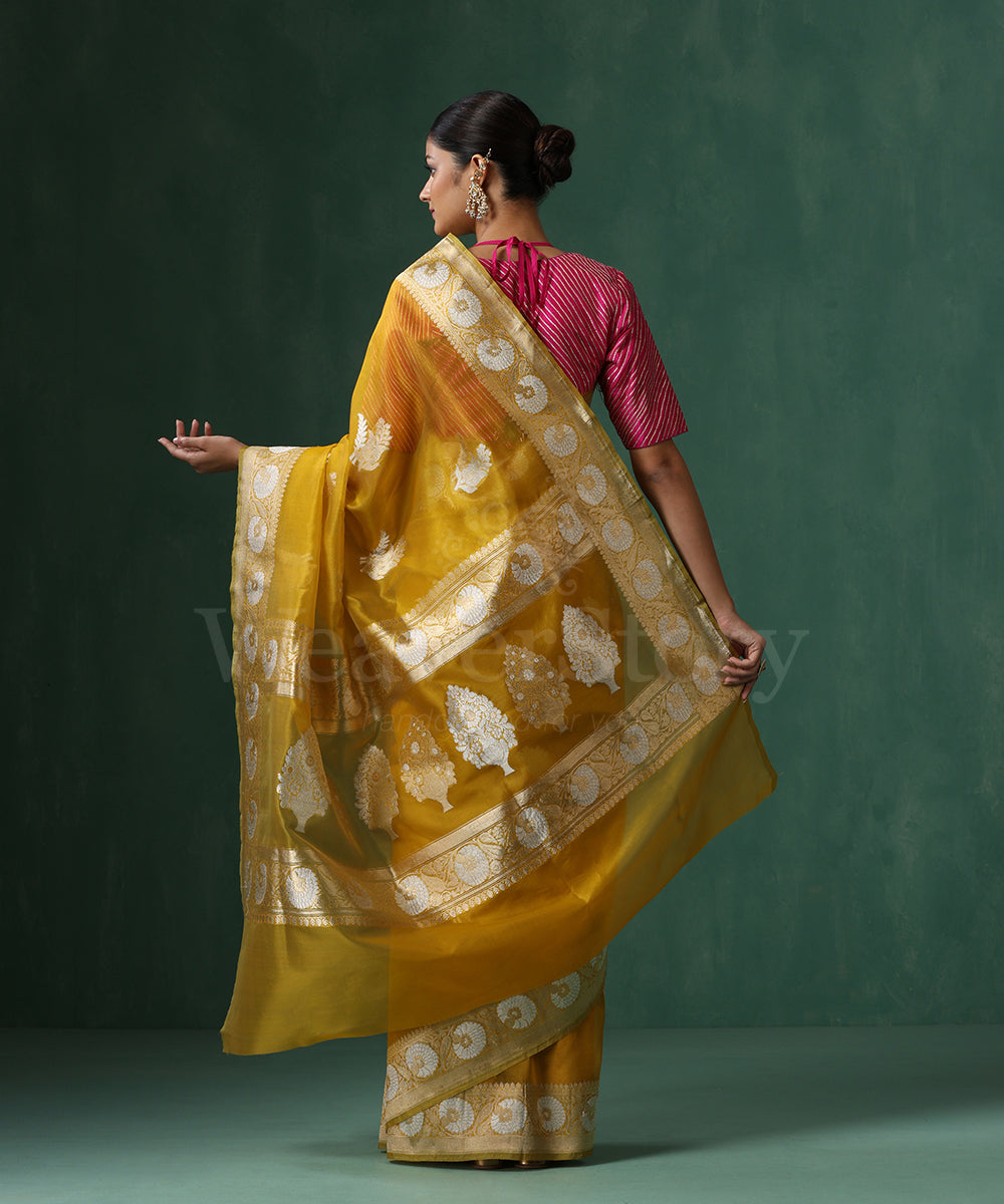 Handloom_Mustard_Pure_Kora_Silk_Banarasi_Saree_With_Sona_Rupa_Kadhwa_Zari_Booti_And_Lemon_Selvedge_WeaverStory_03