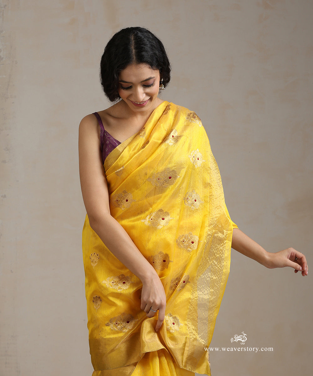 Yellow_Handloom_Pure_Silk_Chanderi_Saree_With_Floral_Boota_Wthi_Red_Meena_WeaverStory_01