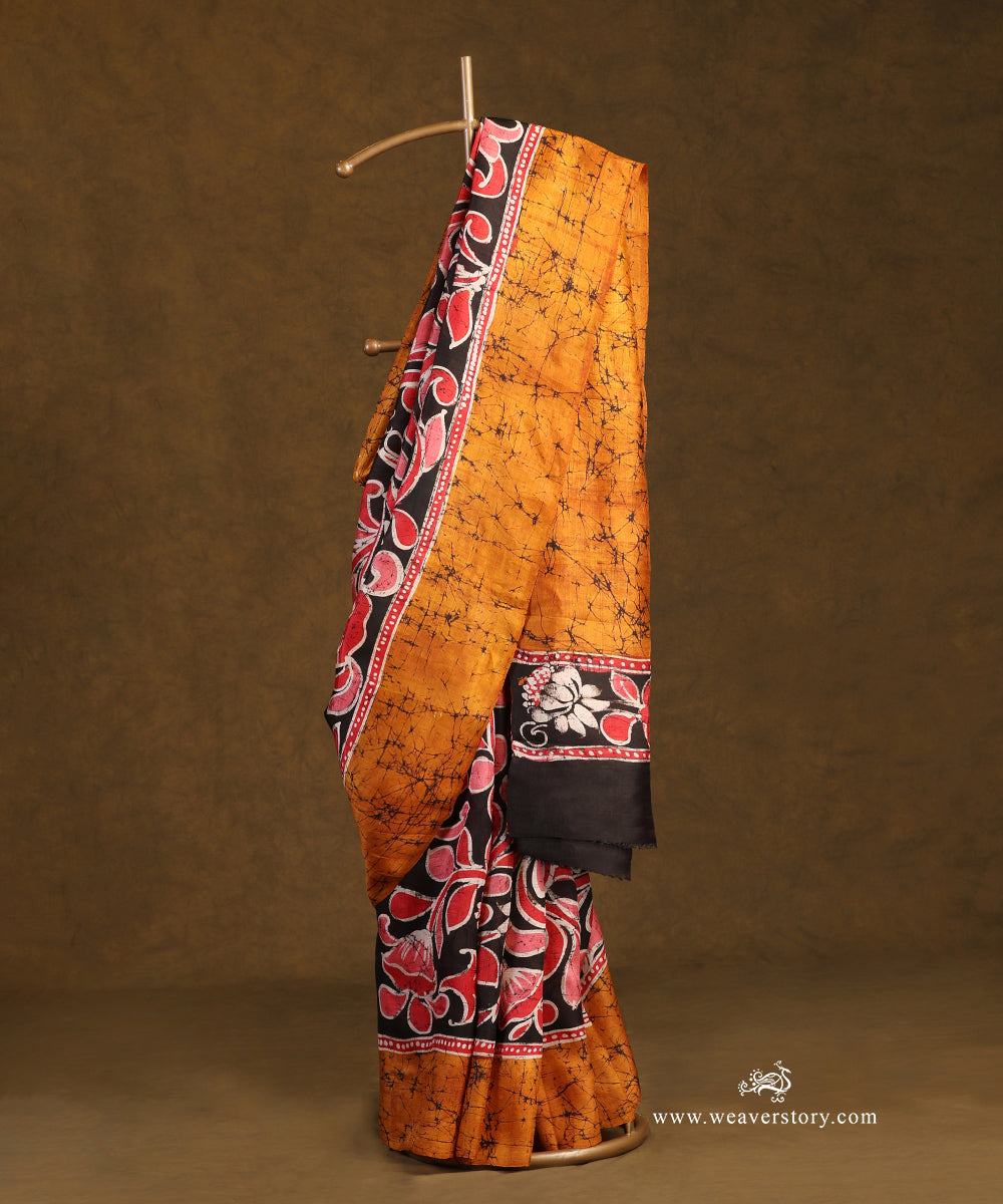 Handloom_Mustard_And_Black_Hand_Batik_Pure_Mulbery_Silk_Saree_WeaverStory_01