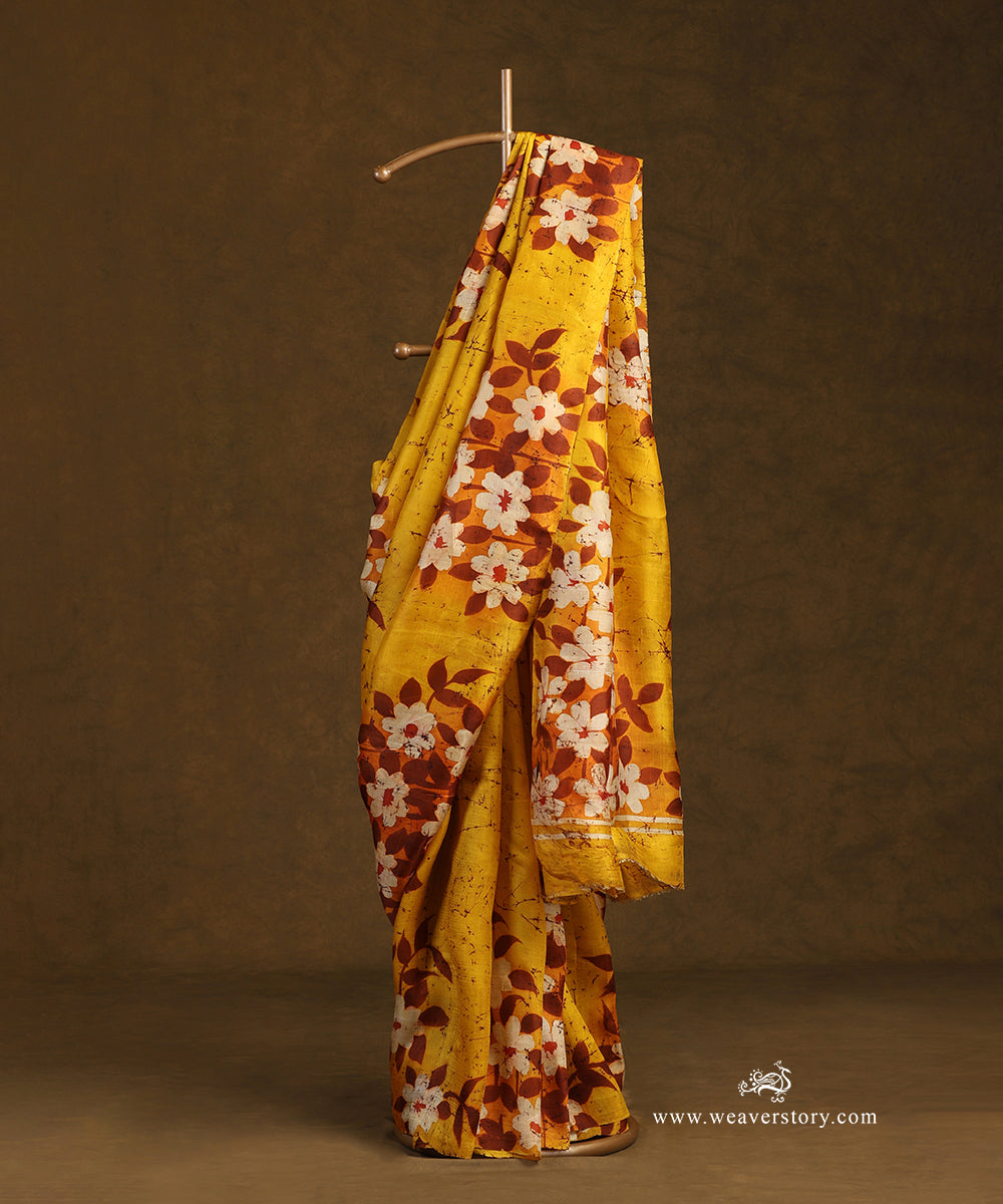 Yellow_Handloom_Pure_Mulbery_Silk_Hand_Batik_Saree_With_Flower_Motif_WeaverStory_01