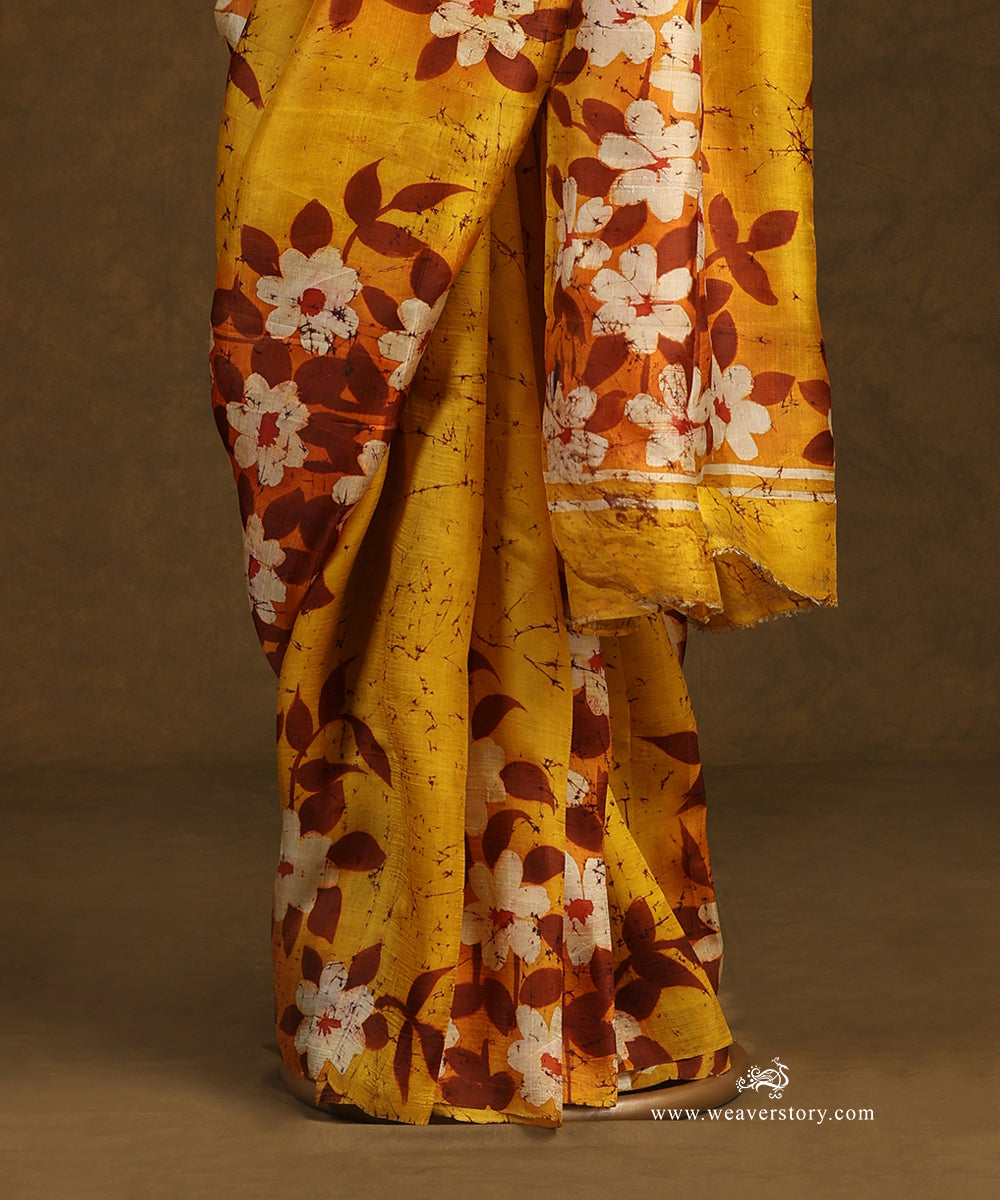 Yellow_Handloom_Pure_Mulbery_Silk_Hand_Batik_Saree_With_Flower_Motif_WeaverStory_03