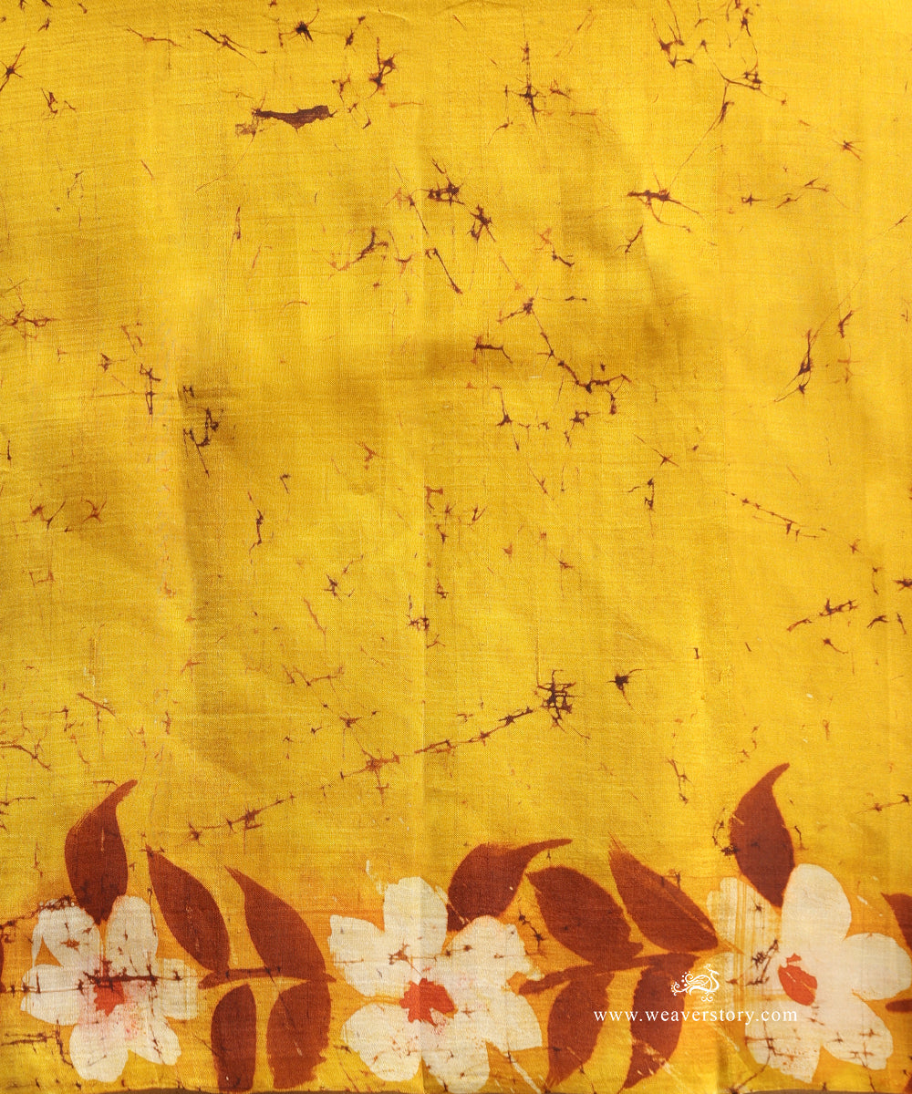 Yellow_Handloom_Pure_Mulbery_Silk_Hand_Batik_Saree_With_Flower_Motif_WeaverStory_06