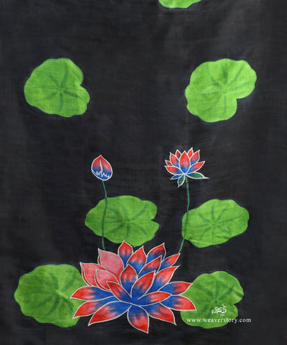 Handloom_Navy_Blue_Pure_Mulbery_Silk_Hand_Batik_Saree_With_Big_Lotus_Motifs_WeaverStory_05