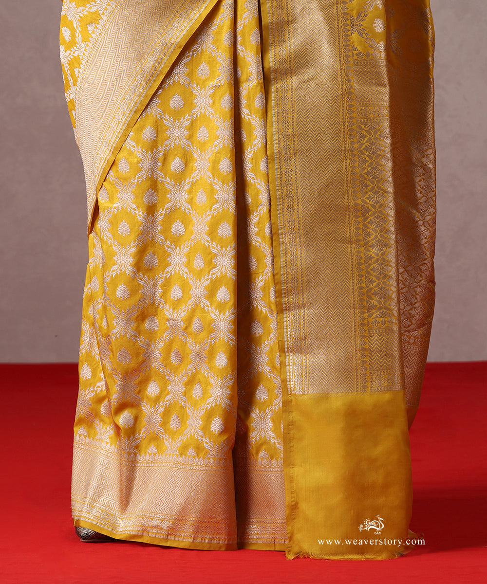 Handloom_Yellow_Pure_Katan_Silk_Banarasi_Saree_With_Cutwork_Diamond_Shape_Floral_Jaal_WeaverStory_04