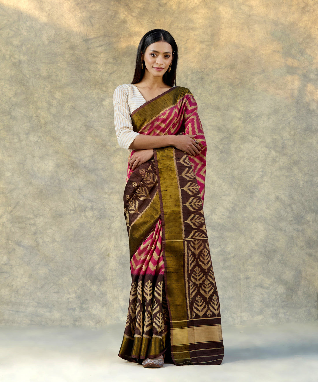 Handloom_Pink_Raw_Silk_Ikat_Patola_Saree_And_Brown_Pallu_Zigzag_Pattern_WeaverStory_01