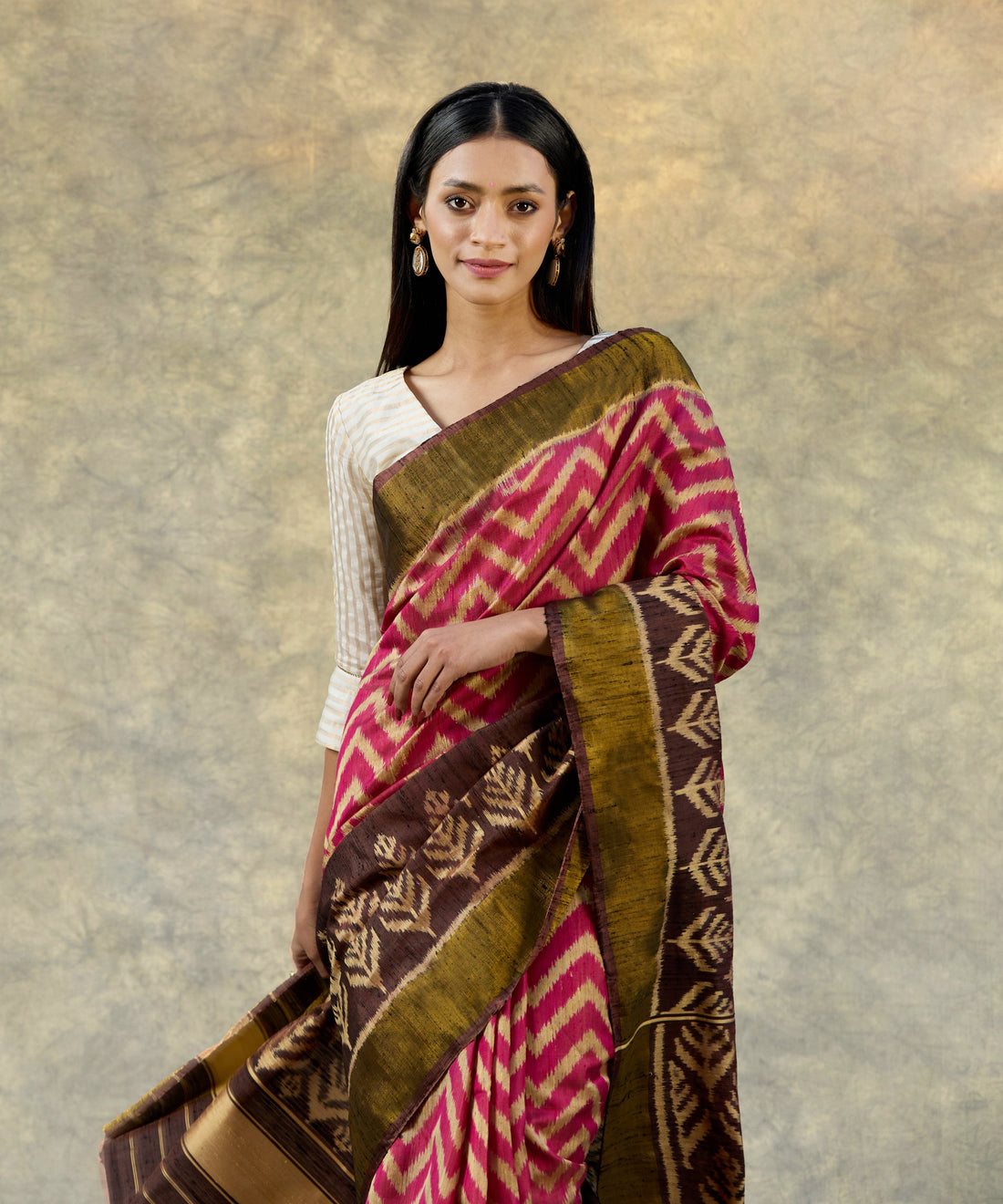 Handloom_Pink_Raw_Silk_Ikat_Patola_Saree_And_Brown_Pallu_Zigzag_Pattern_WeaverStory_02