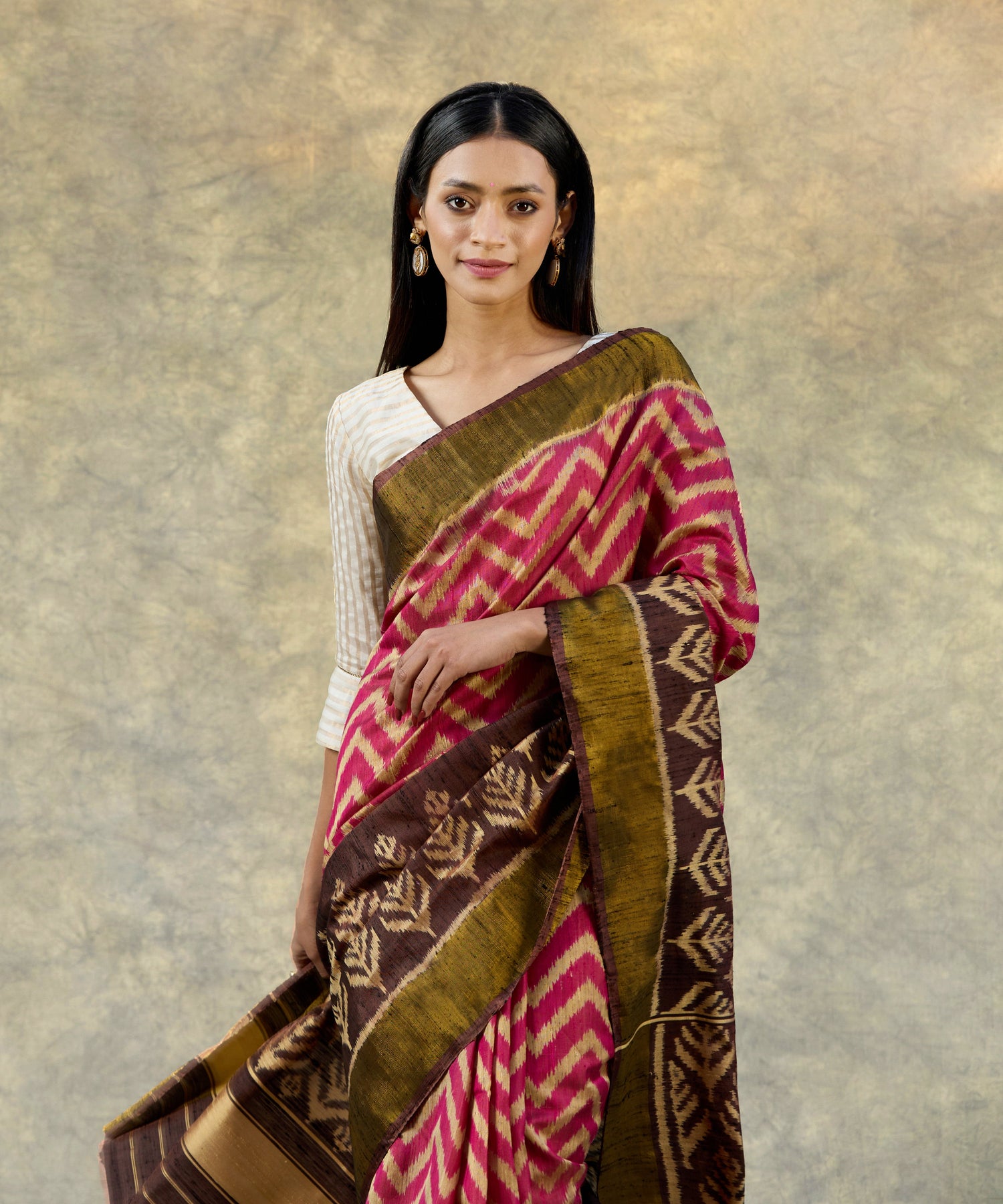 Handloom_Pink_Raw_Silk_Ikat_Patola_Saree_And_Brown_Pallu_Zigzag_Pattern_WeaverStory_02