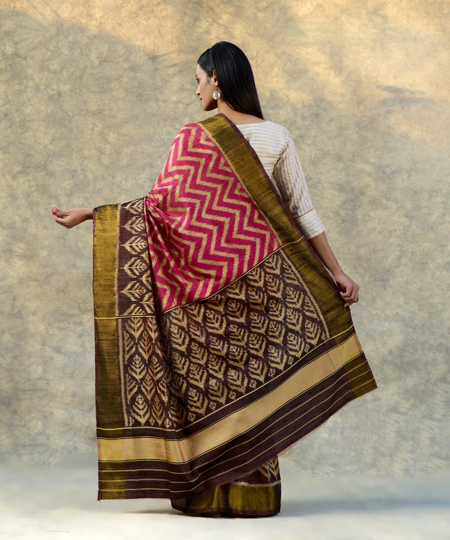 Handloom_Pink_Raw_Silk_Ikat_Patola_Saree_And_Brown_Pallu_Zigzag_Pattern_WeaverStory_03