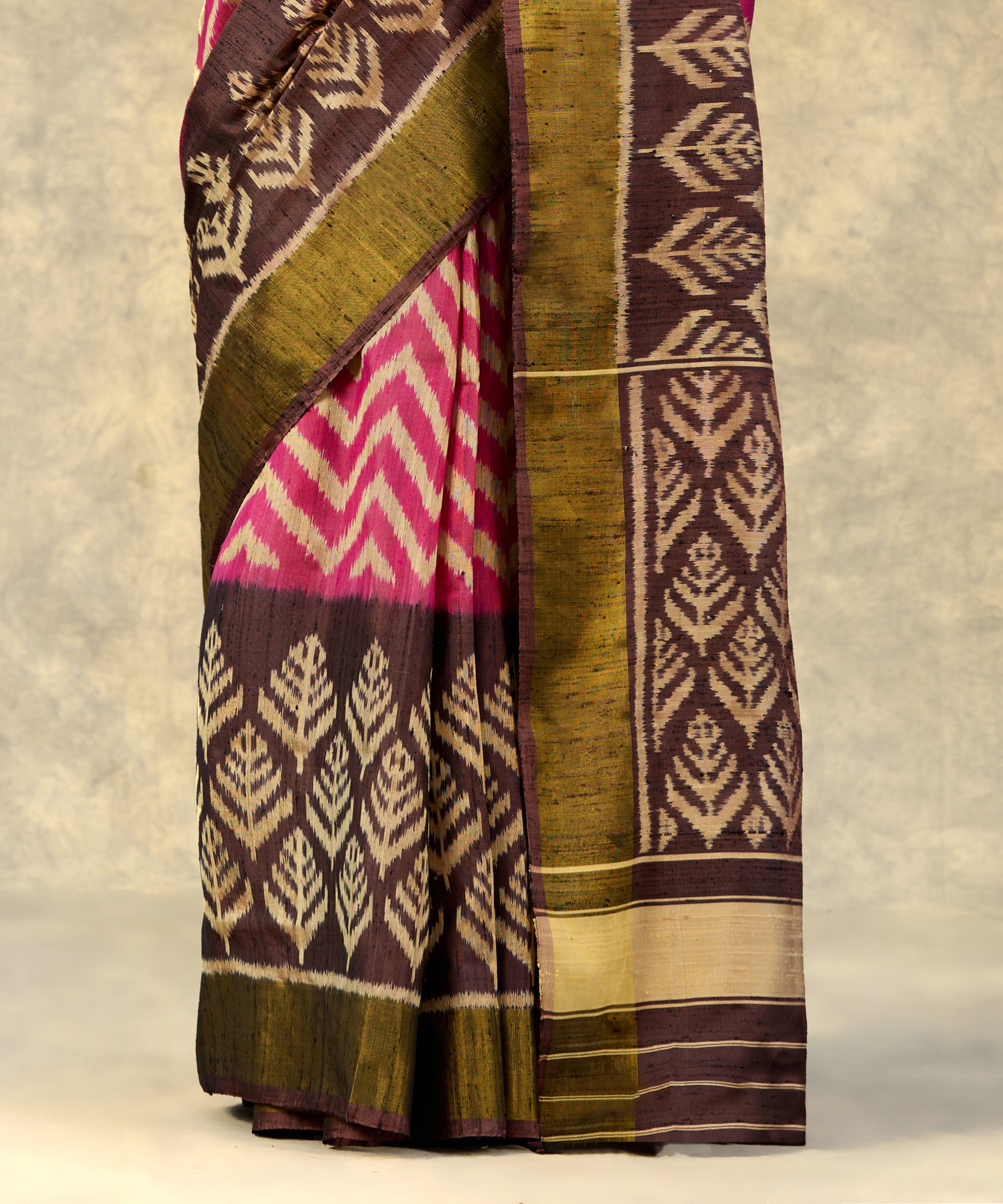 Handloom_Pink_Raw_Silk_Ikat_Patola_Saree_And_Brown_Pallu_Zigzag_Pattern_WeaverStory_04