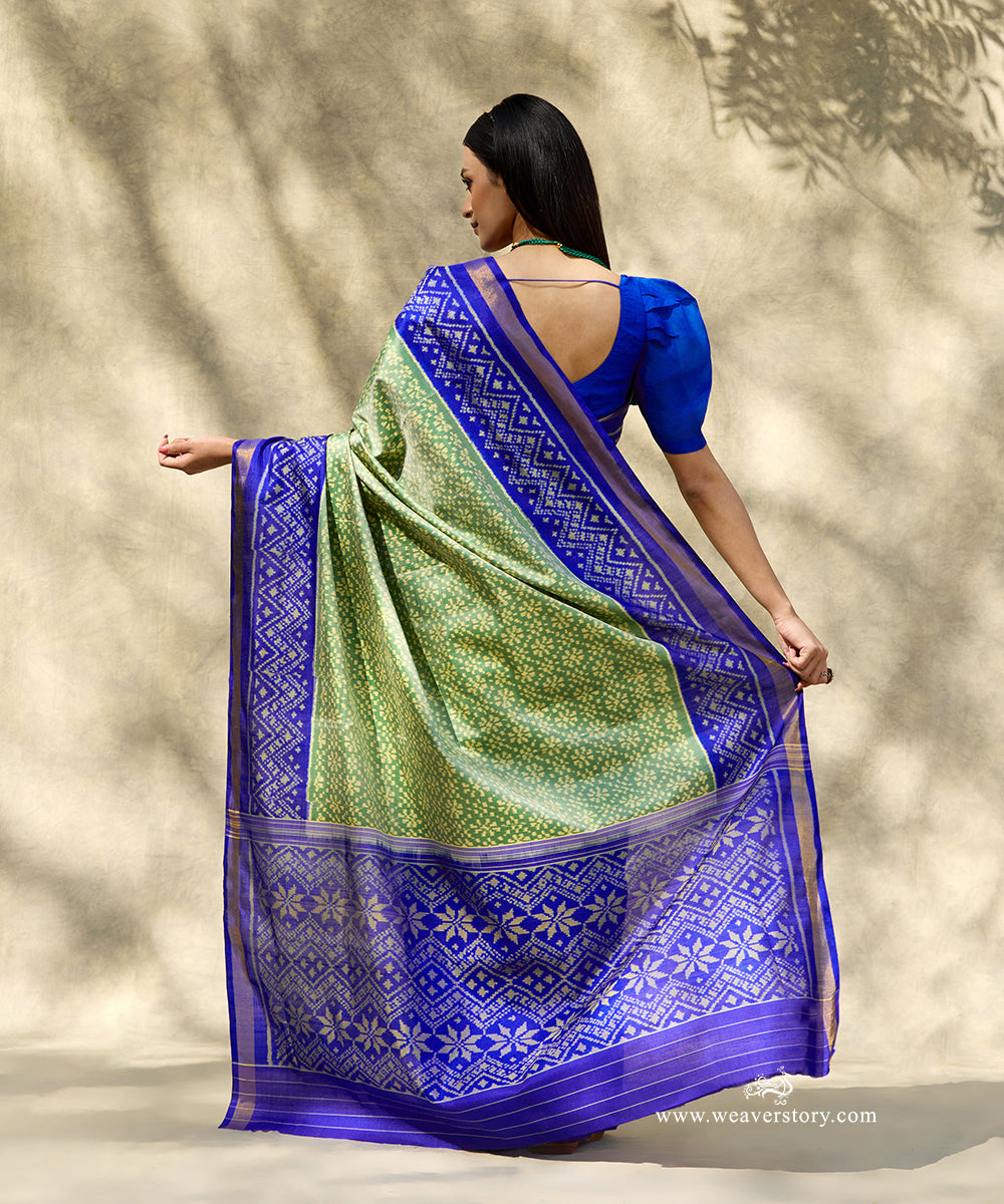 Handloom_Heena_Green_Pure_Mulberry_Silk_Ikat_Patola_Saree_With_Electric_Blue_Pallu_WeaverStory_03