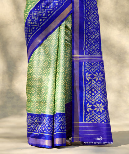 Handloom_Heena_Green_Pure_Mulberry_Silk_Ikat_Patola_Saree_With_Electric_Blue_Pallu_WeaverStory_04