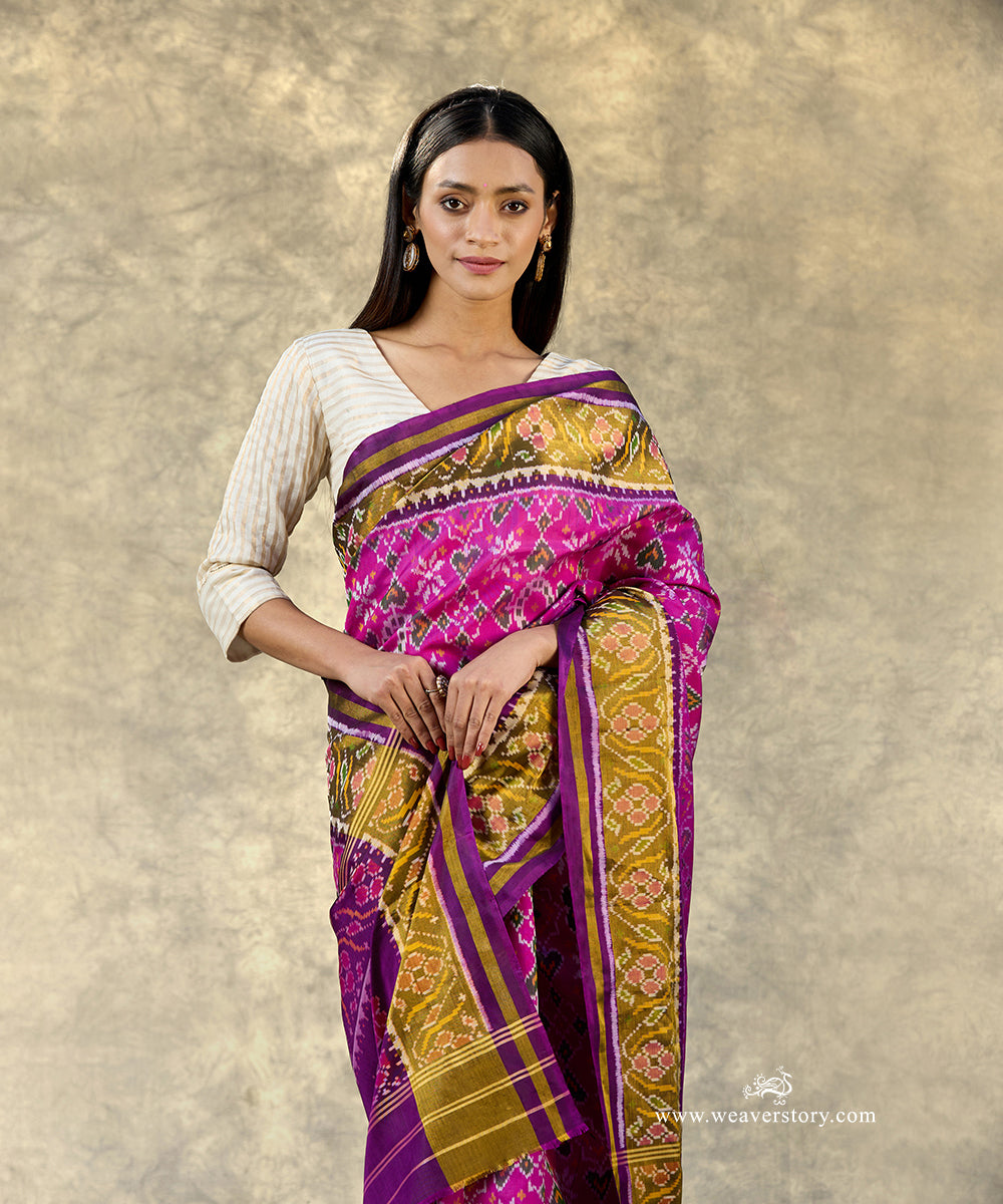 Handloom_Pink_And_Purple_Pure_Mulberry_Silk_Ikat_Patola_Saree_With_Flower_Motifs_On_Pallu_WeaverStory_02