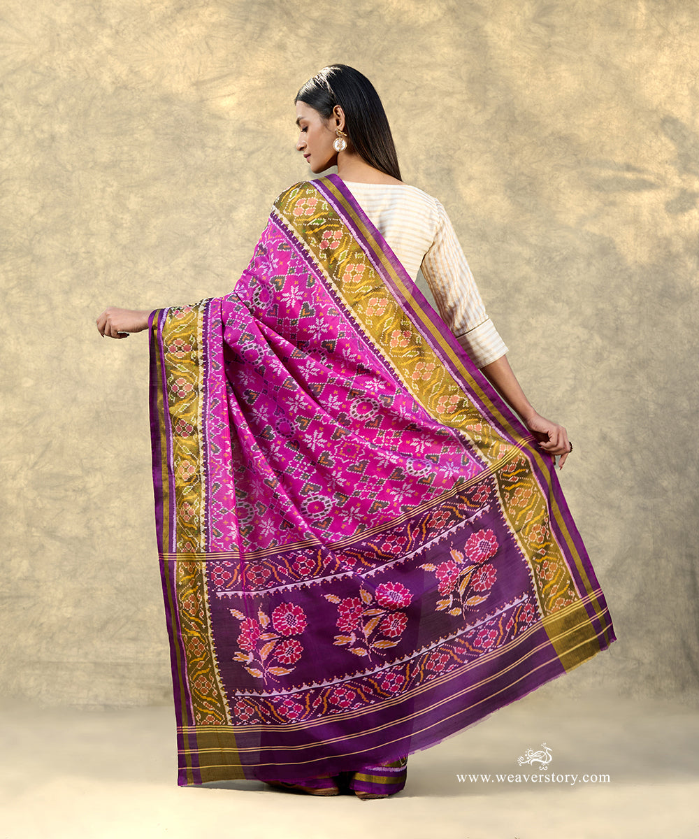 Handloom_Pink_And_Purple_Pure_Mulberry_Silk_Ikat_Patola_Saree_With_Flower_Motifs_On_Pallu_WeaverStory_03