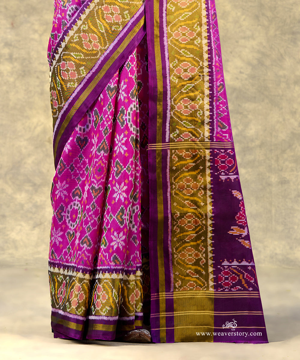 Handloom_Pink_And_Purple_Pure_Mulberry_Silk_Ikat_Patola_Saree_With_Flower_Motifs_On_Pallu_WeaverStory_04