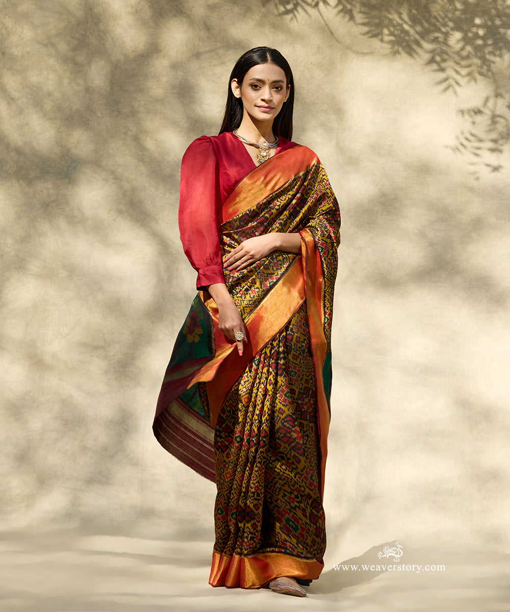 Handloom_Black_Traditional_Pure_Mulberry_Silk_Ikat_Patola_Saree_With_Flower_Motif_On_Pallu_WeaverStory_02