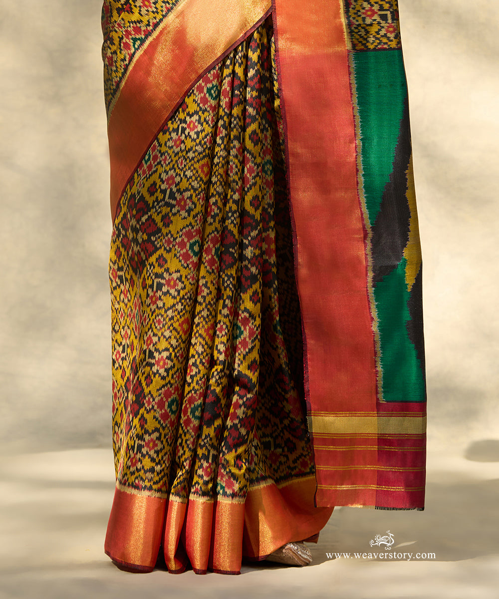 Handloom_Black_Traditional_Pure_Mulberry_Silk_Ikat_Patola_Saree_With_Flower_Motif_On_Pallu_WeaverStory_04