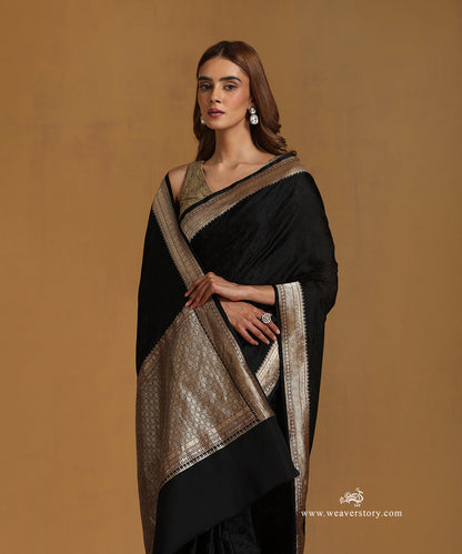 Black_Handloom_Pure_Satin_Silk_Tanchoi_Banarasi_Saree_With_Gold_Zari_Border_And_Palla_With_Red_Resham_WeaverStory_02