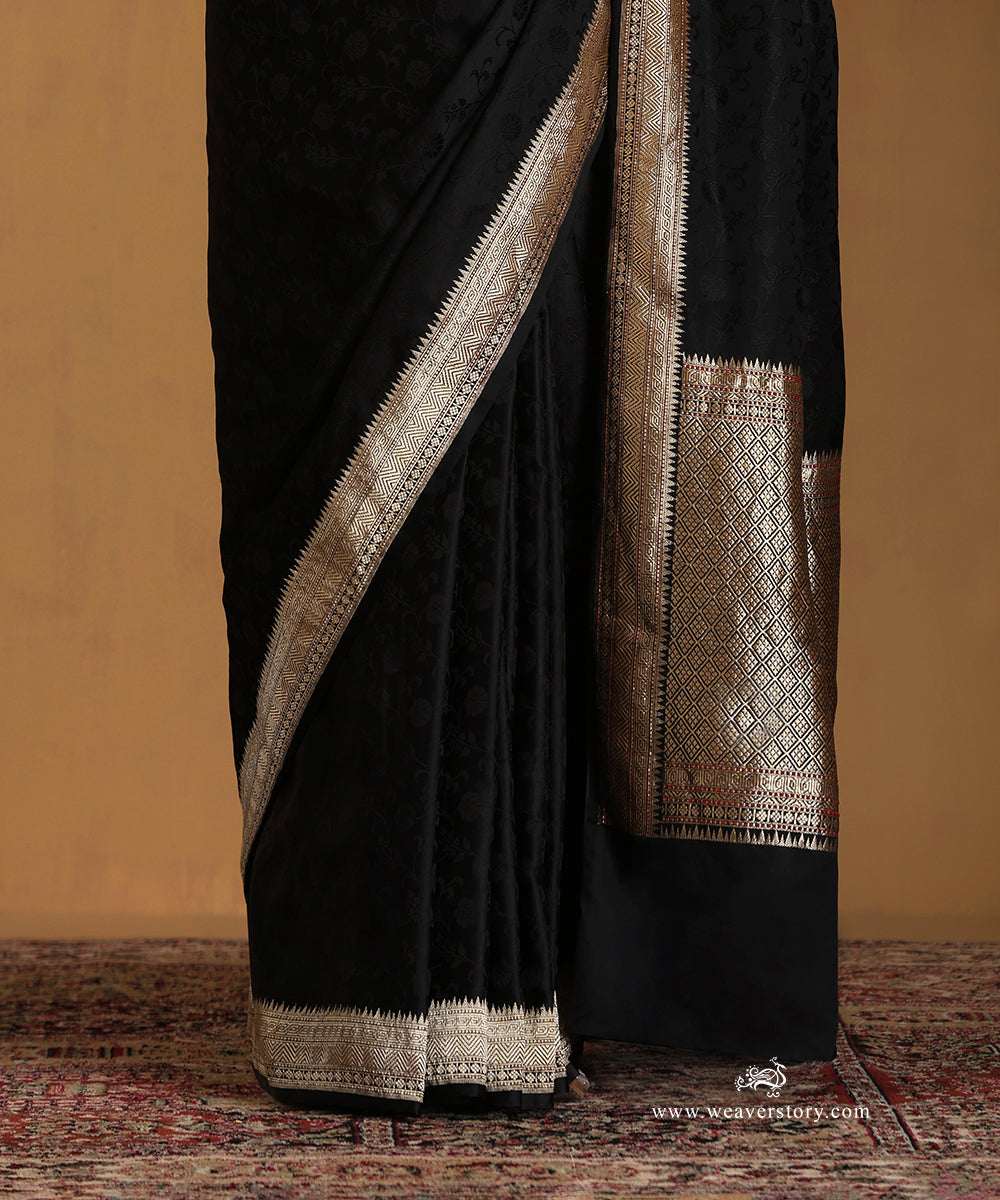 Black_Handloom_Pure_Satin_Silk_Tanchoi_Banarasi_Saree_With_Gold_Zari_Border_And_Palla_With_Red_Resham_WeaverStory_04