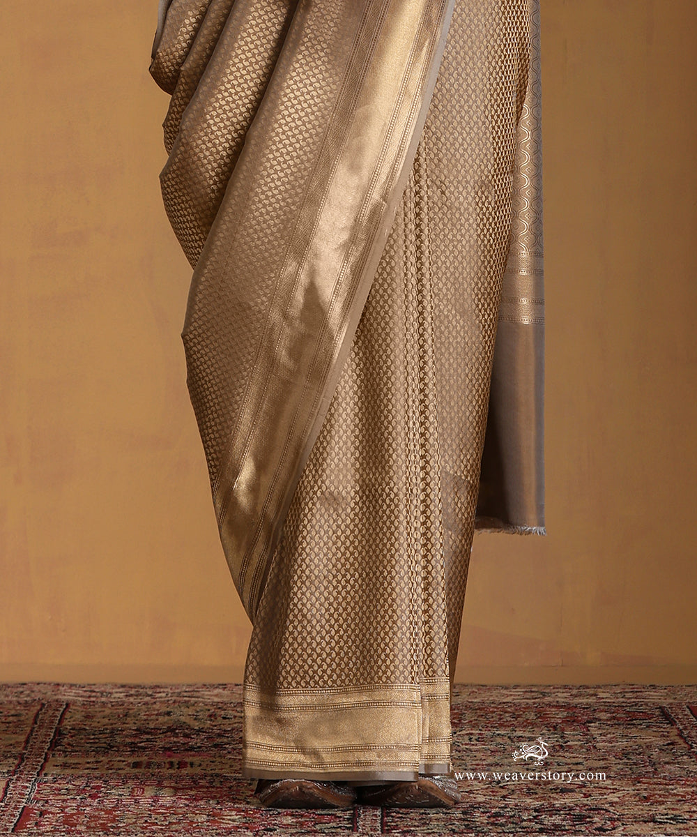 Gold_Handloom_Pure_Katan_Silk_Zari_Tanchoi_Banarasi_Saree_With_Small_Paisley_WeaverStory_04