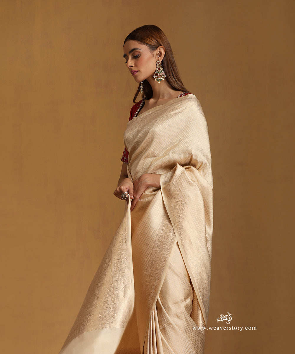 Handloom_Ivory_Pure_Katan_Silk_Zari_Tanchoi_Banarasi_Saree_With_Small_Paisley_WeaverStory_02