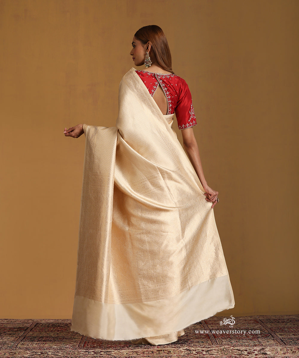 Handloom_Ivory_Pure_Katan_Silk_Zari_Tanchoi_Banarasi_Saree_With_Small_Paisley_WeaverStory_03