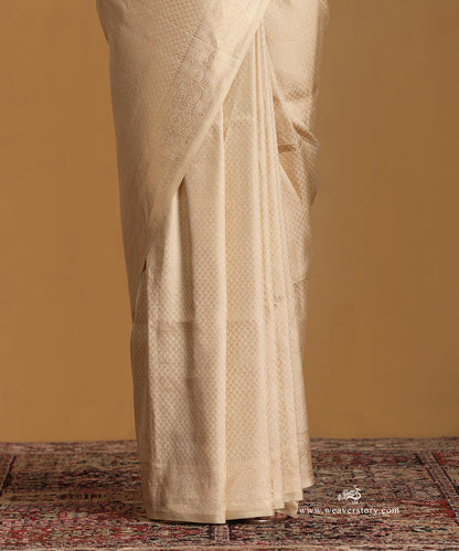 Handloom_Ivory_Pure_Katan_Silk_Zari_Tanchoi_Banarasi_Saree_With_Small_Paisley_WeaverStory_04