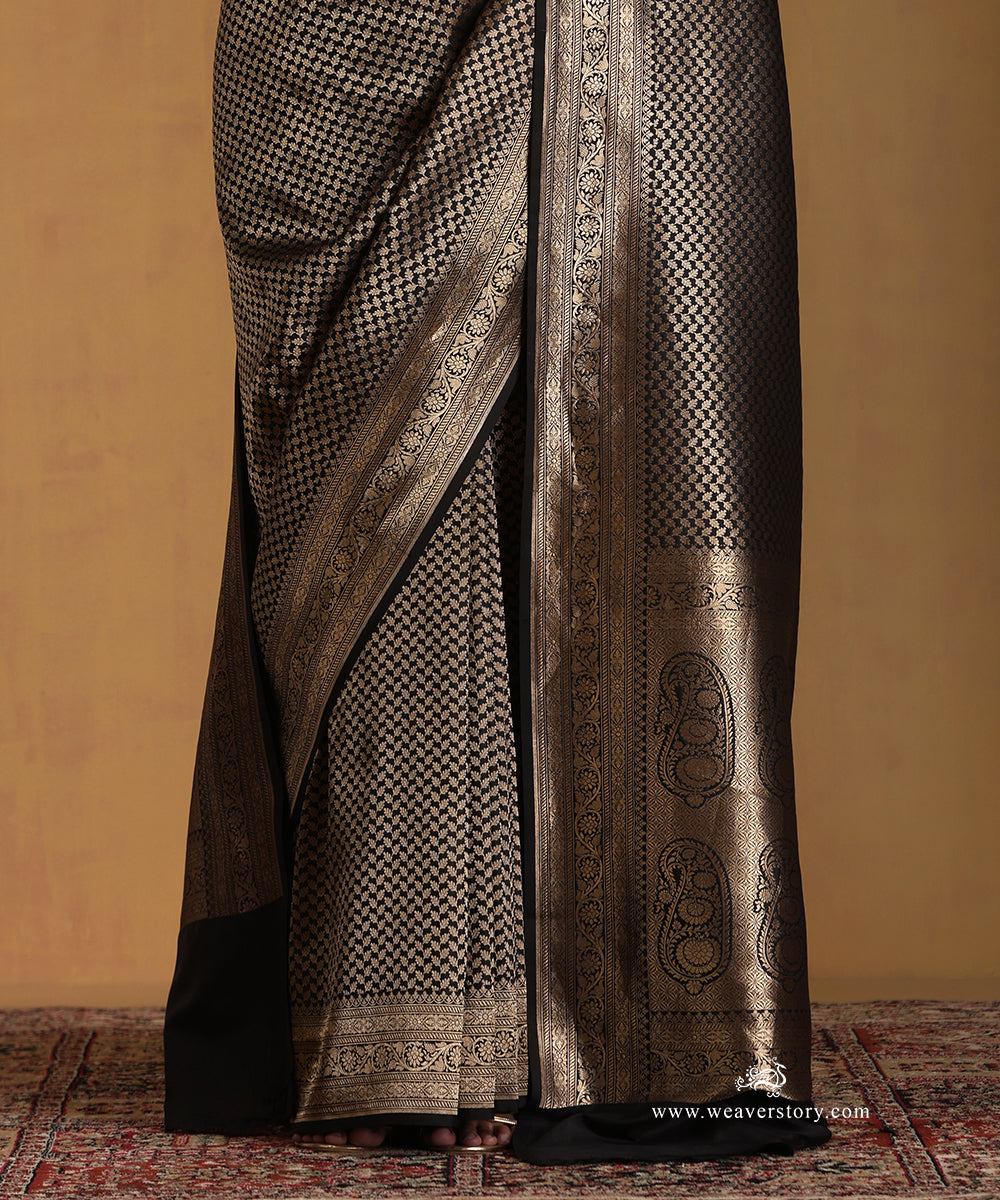 Handloom_Black_Pure_Katan_Silk_Zari_Tanchoi_Saree_With_Small_Leaves_WeaverStory_04