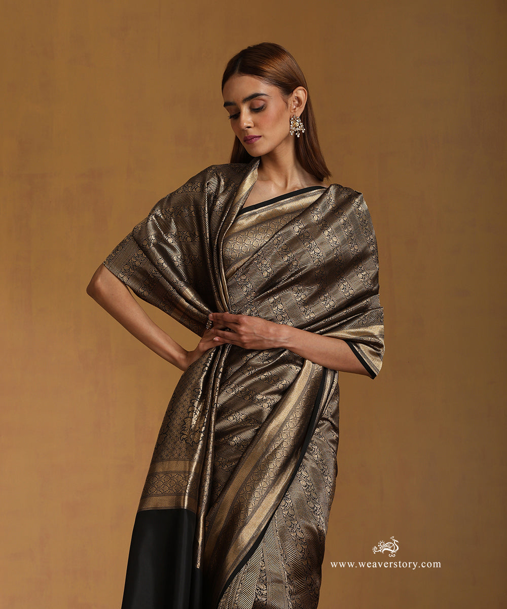 Handloom_Black_Pure_Katan_Silk_Zari_Tanchoi_Banarasi_Saree_With_Diagonal_Bel_WeaverStory_02