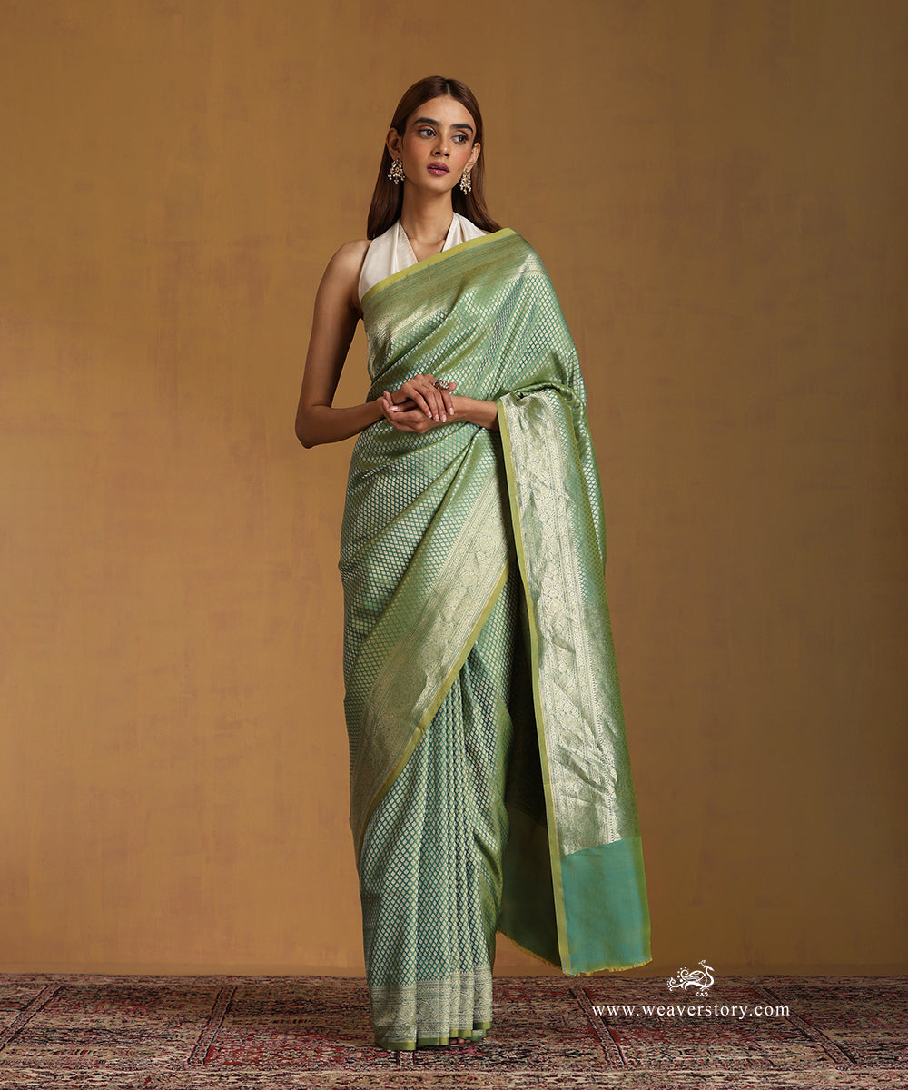 Handloom_Parrot_Green_Pure_Katan_Silk_Zari_Tanchoi_Banarasi_Saree_With_Small_Flowers_WeaverStory_01