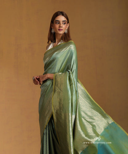 Handloom_Parrot_Green_Pure_Katan_Silk_Zari_Tanchoi_Banarasi_Saree_With_Small_Flowers_WeaverStory_02