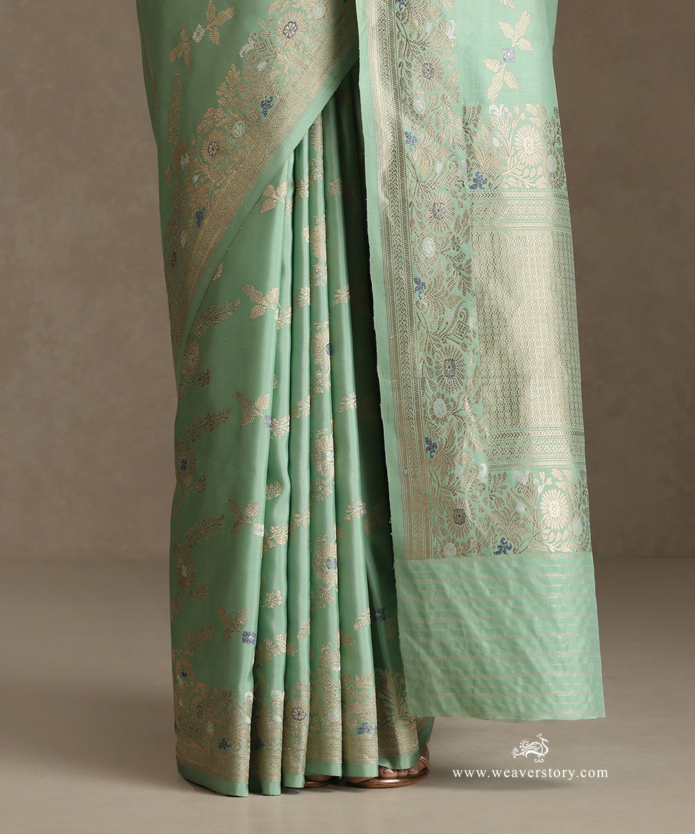 Handloom_Sage_Green_Pure_Katan_Silk_Kadhwa_Banarasi_Saree_With_Floral_Sona_Rupa_Jaal_And_Blue_Meenakari_WeaverStory_04