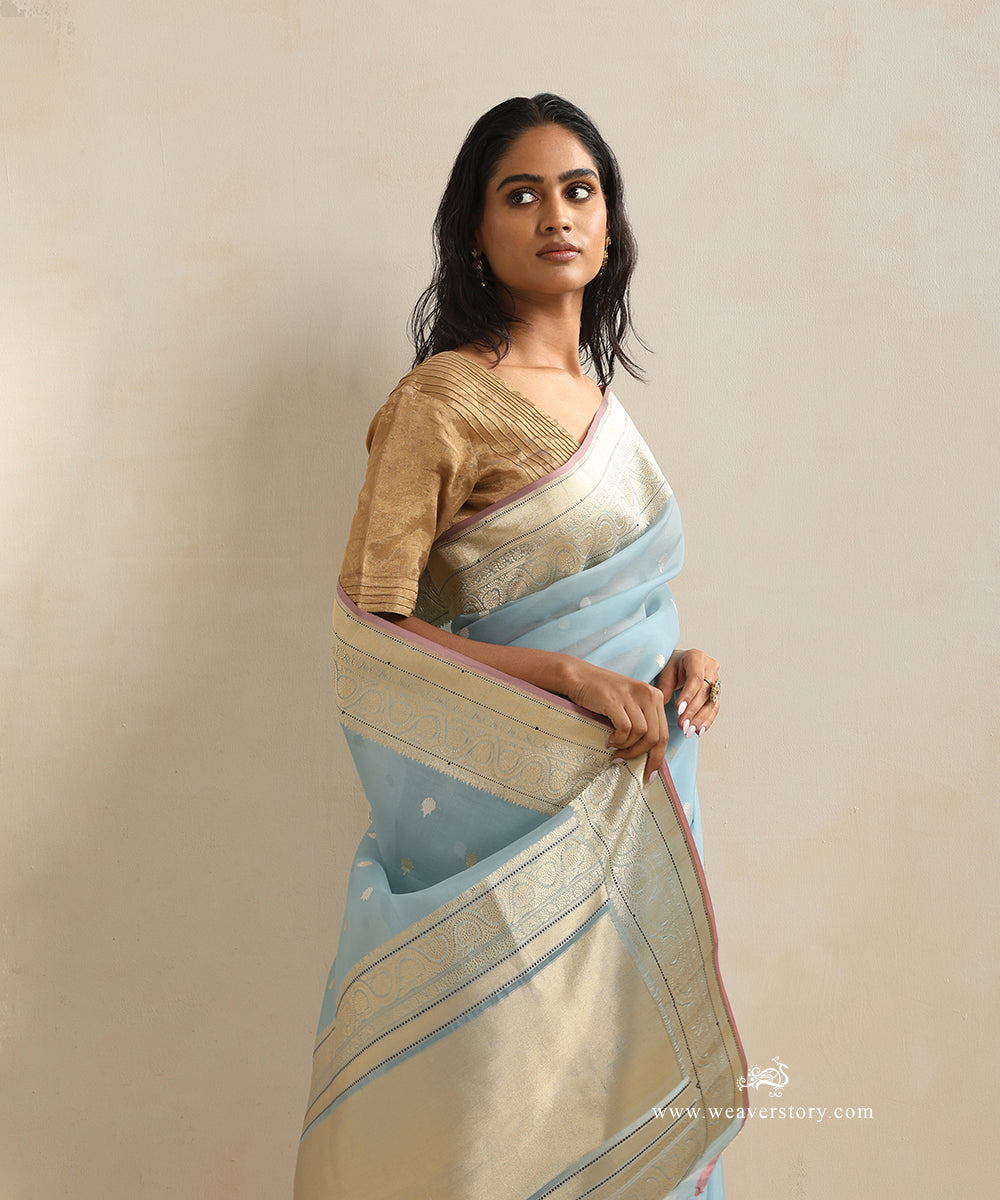 Ice_Blue_Handloom_Pure_Kora_Silk_Banarasi_Saree_With_Gold_And_Silver_Kadhwa_Boota_With_Baby_Pink_Selvedge_WeaverStory_01