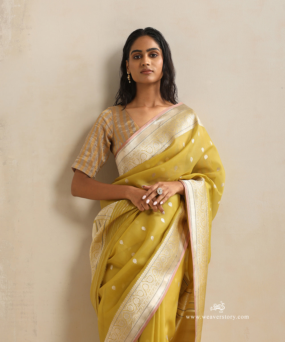 Lemon_Yellow_Handloom_Pure_Kora_Silk_Banarasi_Saree_With_Gold_And_Silver_Kadhwa_Boota_With_Baby_Pink_Selvedge_WeaverStory_01