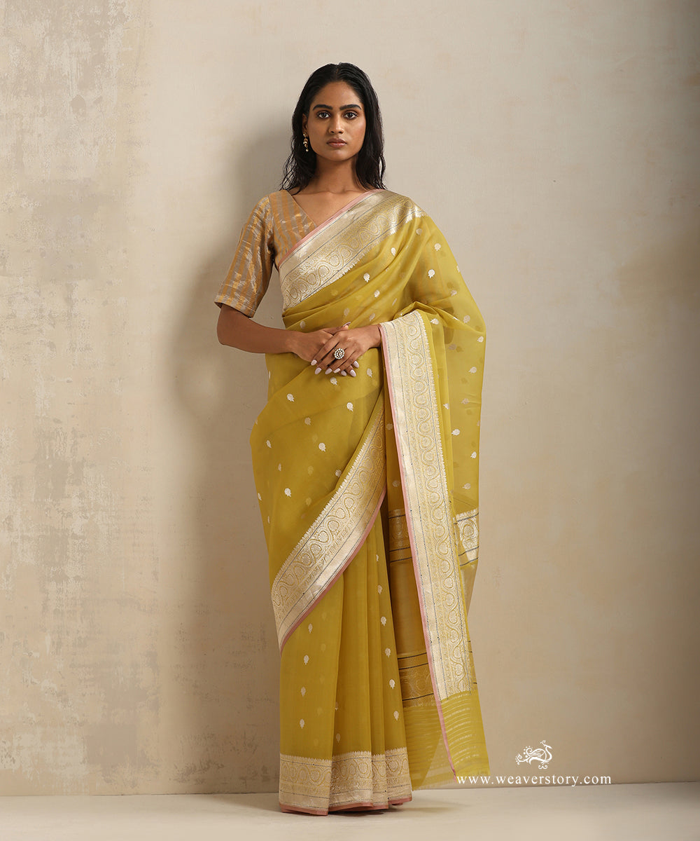 Lemon_Yellow_Handloom_Pure_Kora_Silk_Banarasi_Saree_With_Gold_And_Silver_Kadhwa_Boota_With_Baby_Pink_Selvedge_WeaverStory_02