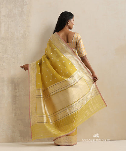 Lemon_Yellow_Handloom_Pure_Kora_Silk_Banarasi_Saree_With_Gold_And_Silver_Kadhwa_Boota_With_Baby_Pink_Selvedge_WeaverStory_03