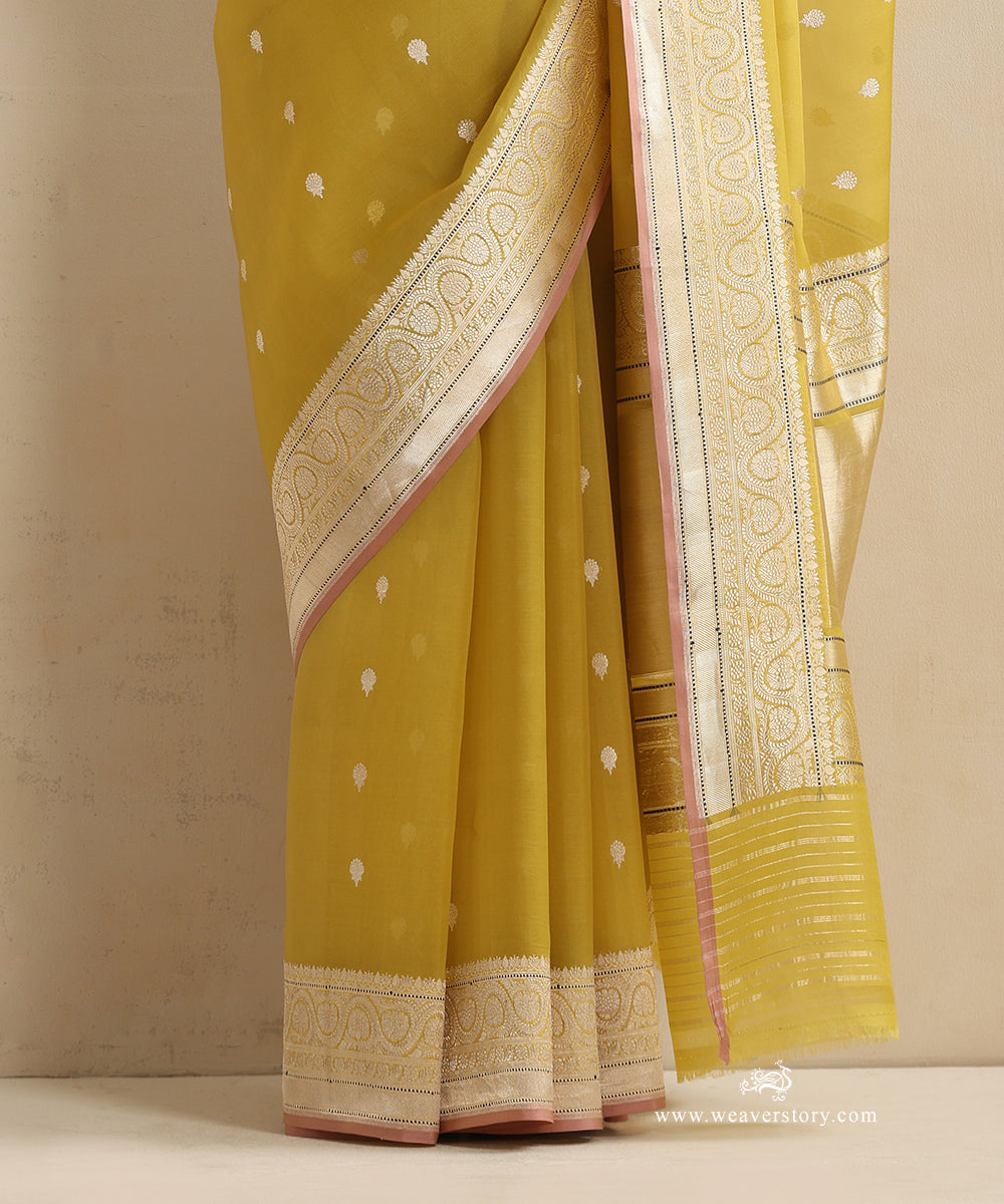 Lemon_Yellow_Handloom_Pure_Kora_Silk_Banarasi_Saree_With_Gold_And_Silver_Kadhwa_Boota_With_Baby_Pink_Selvedge_WeaverStory_04