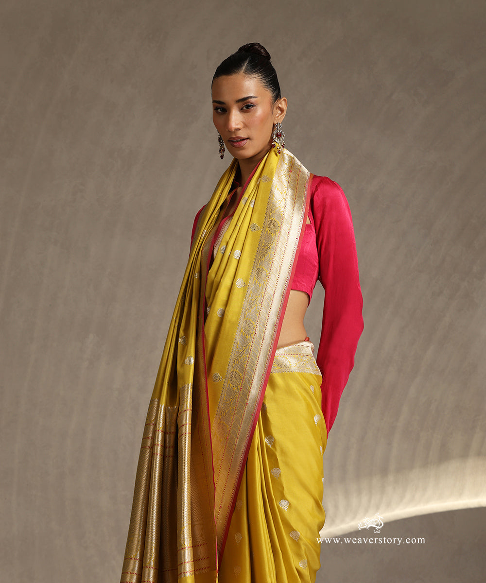 Handloom_Yellow_Pure_Katan_Silk_Banarasi_Saree_With_Gold_And_Silver_Kadhwa_Boota_And_Pink_Selvedge_WeaverStory_01