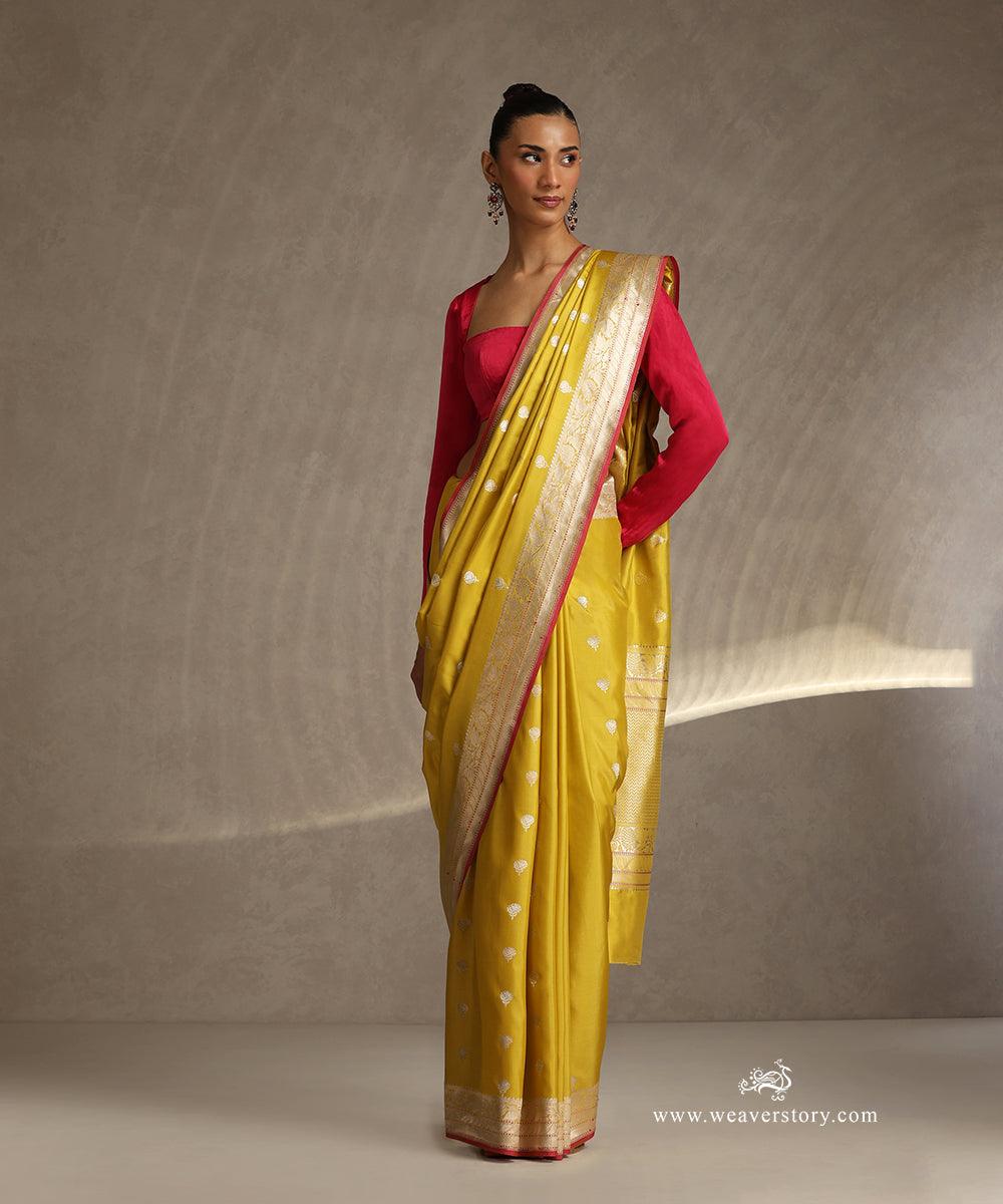 Handloom_Yellow_Pure_Katan_Silk_Banarasi_Saree_With_Gold_And_Silver_Kadhwa_Boota_And_Pink_Selvedge_WeaverStory_02