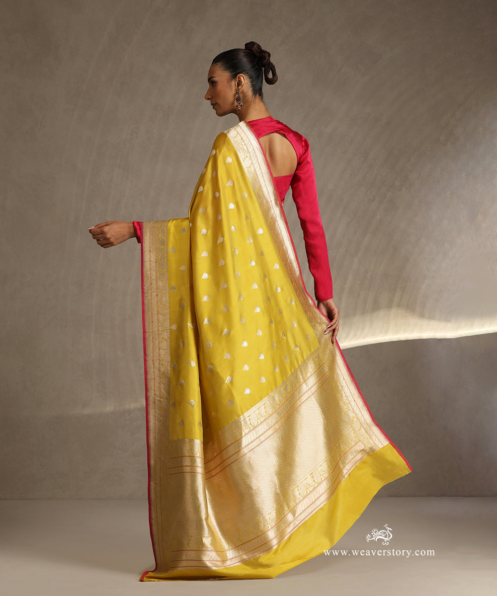 Handloom_Yellow_Pure_Katan_Silk_Banarasi_Saree_With_Gold_And_Silver_Kadhwa_Boota_And_Pink_Selvedge_WeaverStory_03