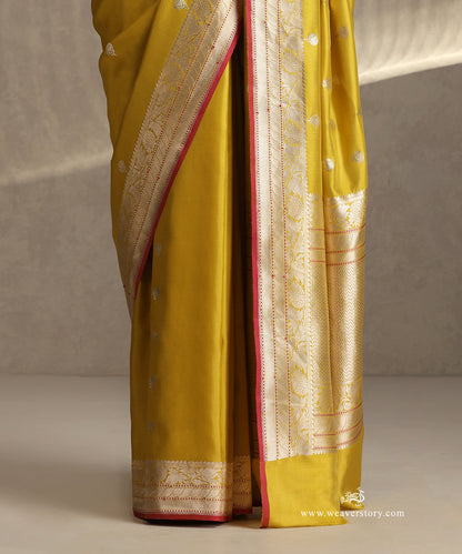 Handloom_Yellow_Pure_Katan_Silk_Banarasi_Saree_With_Gold_And_Silver_Kadhwa_Boota_And_Pink_Selvedge_WeaverStory_04