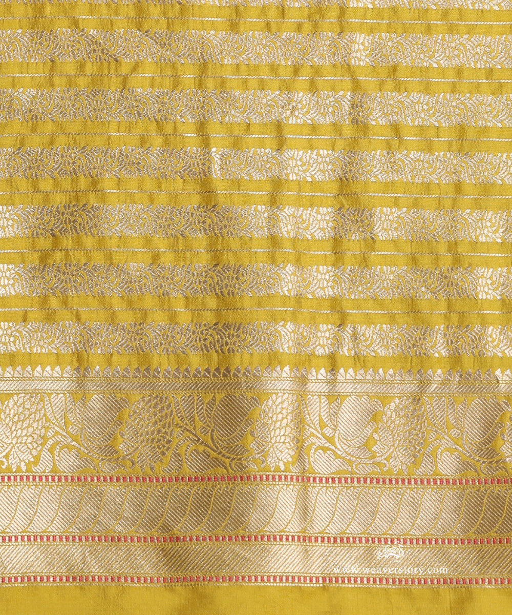 Handloom_Yellow_Pure_Katan_Silk_Banarasi_Saree_With_Gold_And_Silver_Kadhwa_Boota_And_Pink_Selvedge_WeaverStory_05