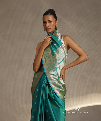 Green_Dual_Tone_Handloom_Pure_Katan_Silk_Banarasi_Saree_With_Gold_And_Silver_Kadhwa_Boota_With_Teal_Selvedge_WeaverStory_01