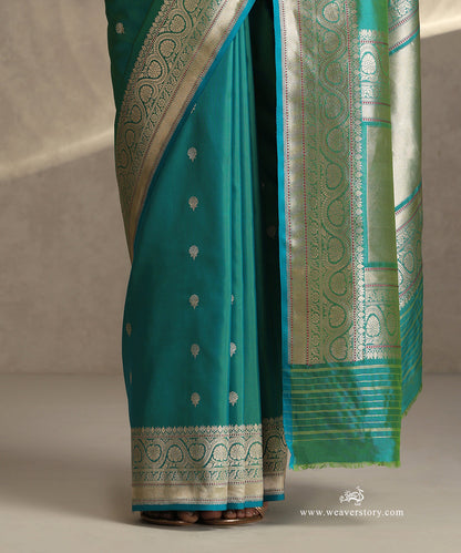 Green_Dual_Tone_Handloom_Pure_Katan_Silk_Banarasi_Saree_With_Gold_And_Silver_Kadhwa_Boota_With_Teal_Selvedge_WeaverStory_03