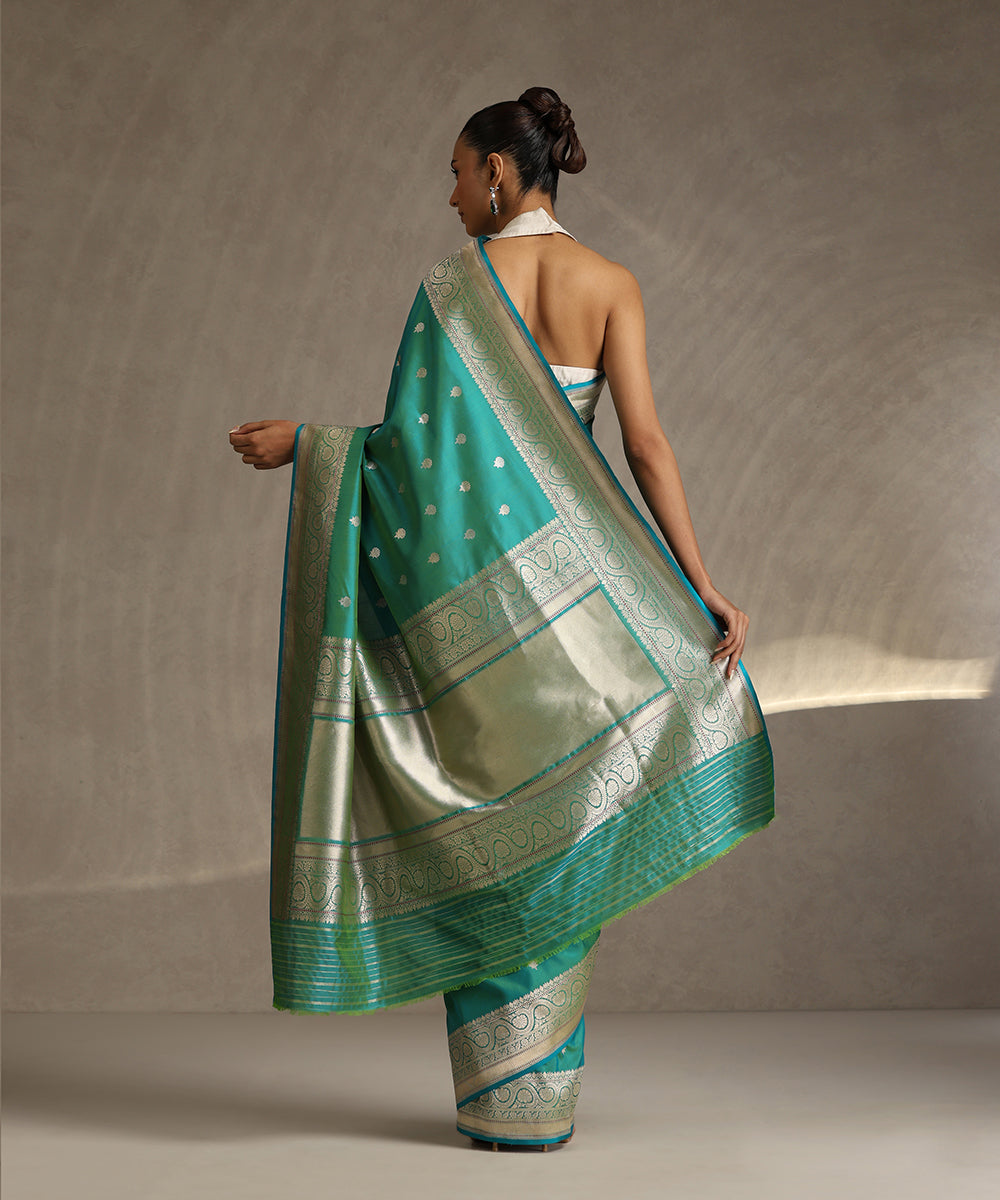 Green_Dual_Tone_Handloom_Pure_Katan_Silk_Banarasi_Saree_With_Gold_And_Silver_Kadhwa_Boota_With_Teal_Selvedge_WeaverStory_04