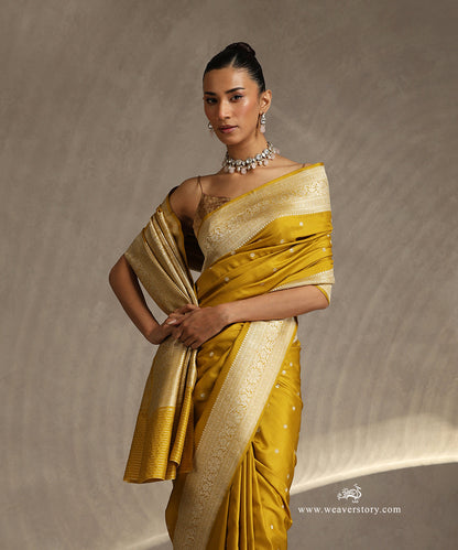 Handloom_Mustard_Pure_Katan_Silk_Banarasi_Saree_With_Kadhwa_Chameli_Boota_WeaverStory_01