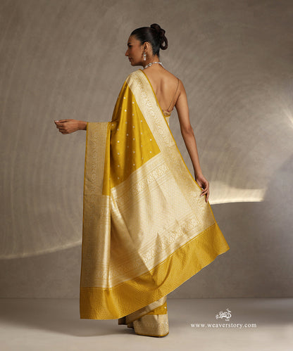 Handloom_Mustard_Pure_Katan_Silk_Banarasi_Saree_With_Kadhwa_Chameli_Boota_WeaverStory_03