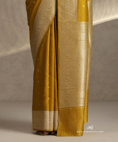 Handloom_Mustard_Pure_Katan_Silk_Banarasi_Saree_With_Kadhwa_Chameli_Boota_WeaverStory_04